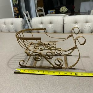 Gold gd  metal sleigh - perfect for holidays